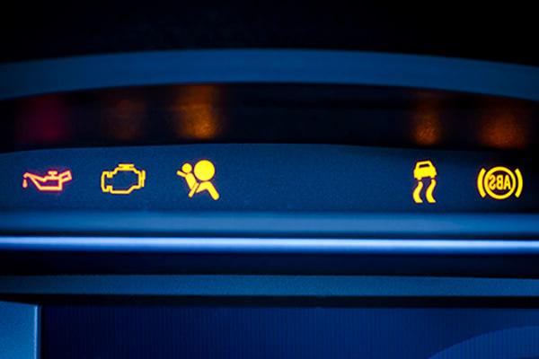 仪表盘上有ABS警示灯可见的红色和黄色指示灯, 稳定控制(ESP)指标, 乘客安全气囊指示, 故障指示灯, 油压警告灯.
