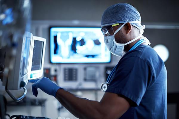 外科医生在手术室里使用各种数码电子设备来监视病人.