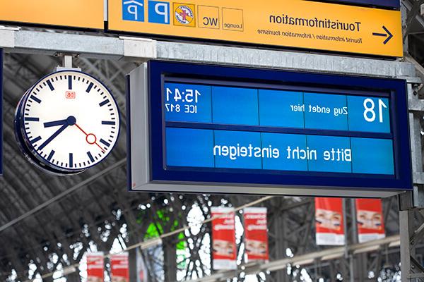火车站的数字标牌. 德国:火车站站台上的韦德注册平台牌. 18人在德国法兰克福火车站. 德语的意思是:火车到此结束，不要进入!