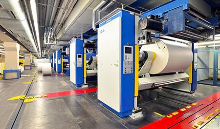 Machinery印刷厂出版和开放的机器在一所大型印刷行 & magazines
