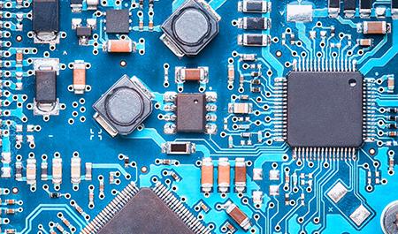 嵌入式系统-带有处理器的印刷电路板的宏观俯视图, 电容和晶体管